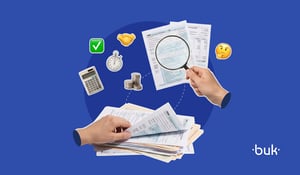 Equipo financiero analizando reportes de cumplimiento tributario y nómina en un software de gestión para auditar la labor contable.