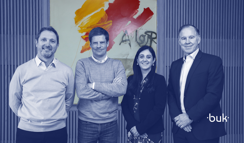 Imagen de representantes de Buk y Zurich, tras convenio de beneficios entre ambas empresas