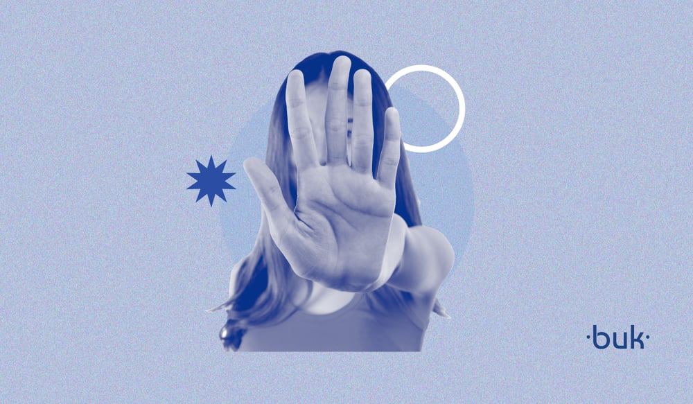 Imagende de una mujer con la mano levanta de frente, en alusión a la nueva ley karin