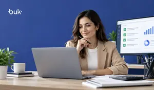 Dueña de pyme revisando facturas y flujo de caja en su computador