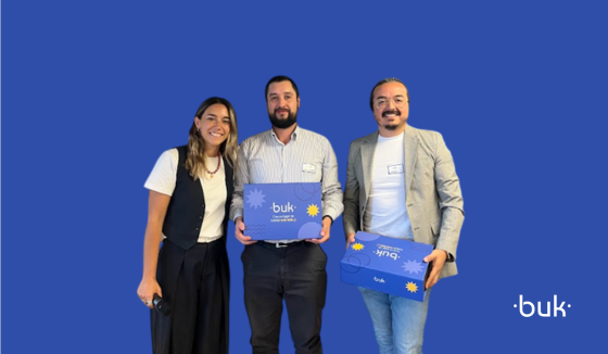 Asistentes en el primer desayuno de Buk Finanzas en Santiago, participando en una charla sobre automatización financiera y software contable.