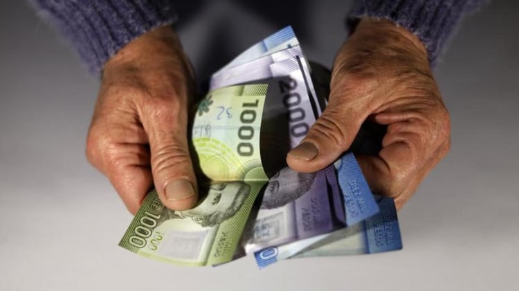<span id=hs_cos_wrapper_name class=hs_cos_wrapper hs_cos_wrapper_meta_field hs_cos_wrapper_type_text style= data-hs-cos-general-type=meta_field data-hs-cos-type=text Aguinaldo de Fiestas Patrias para pensionados: Montos, requisitos y fecha de pago