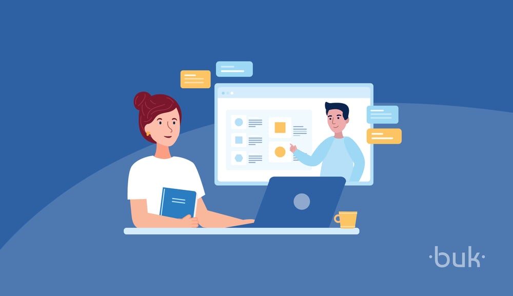 una persona en el computador con una capacitacion de fondo