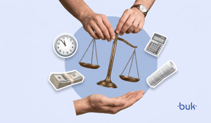 Ilustración de una balanza sostenida por manos rodeada de billetes, un reloj, una calculadora y documentos, representando el equilibrio en el control del gasto empresarial.