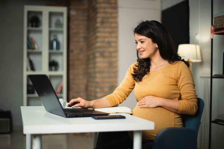 <span id=hs_cos_wrapper_name class=hs_cos_wrapper hs_cos_wrapper_meta_field hs_cos_wrapper_type_text style= data-hs-cos-general-type=meta_field data-hs-cos-type=text Fuero maternal en Chile: Plazos, protección y despidos según el Código del Trabajo