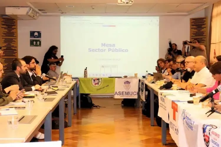 Representantes del Gobierno de Chile y Mesa del Sector Público en acuerdo por reajuste salarial 2026 para funcionarios públicos.