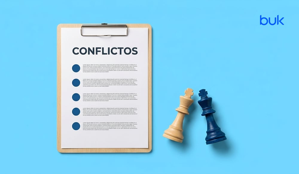 Portapapeles con la palabra CONFLICTOS y una lista de puntos, junto a dos reyes de ajedrez enfrentados