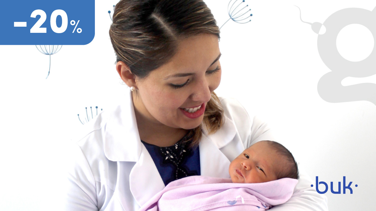 Doctora con bebe en brazos