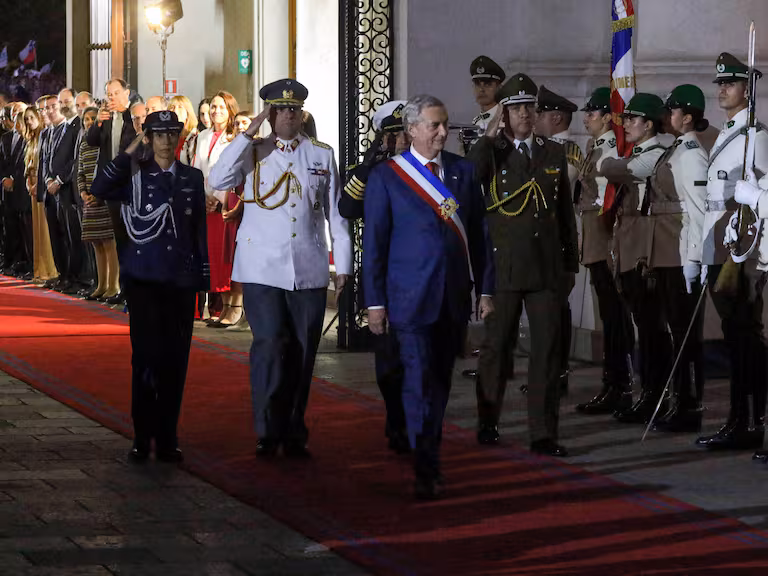 Cambio de mando y Sector Público: ¿Qué pasa con el reajuste salarial y los bonos pactados? - imagen destacada